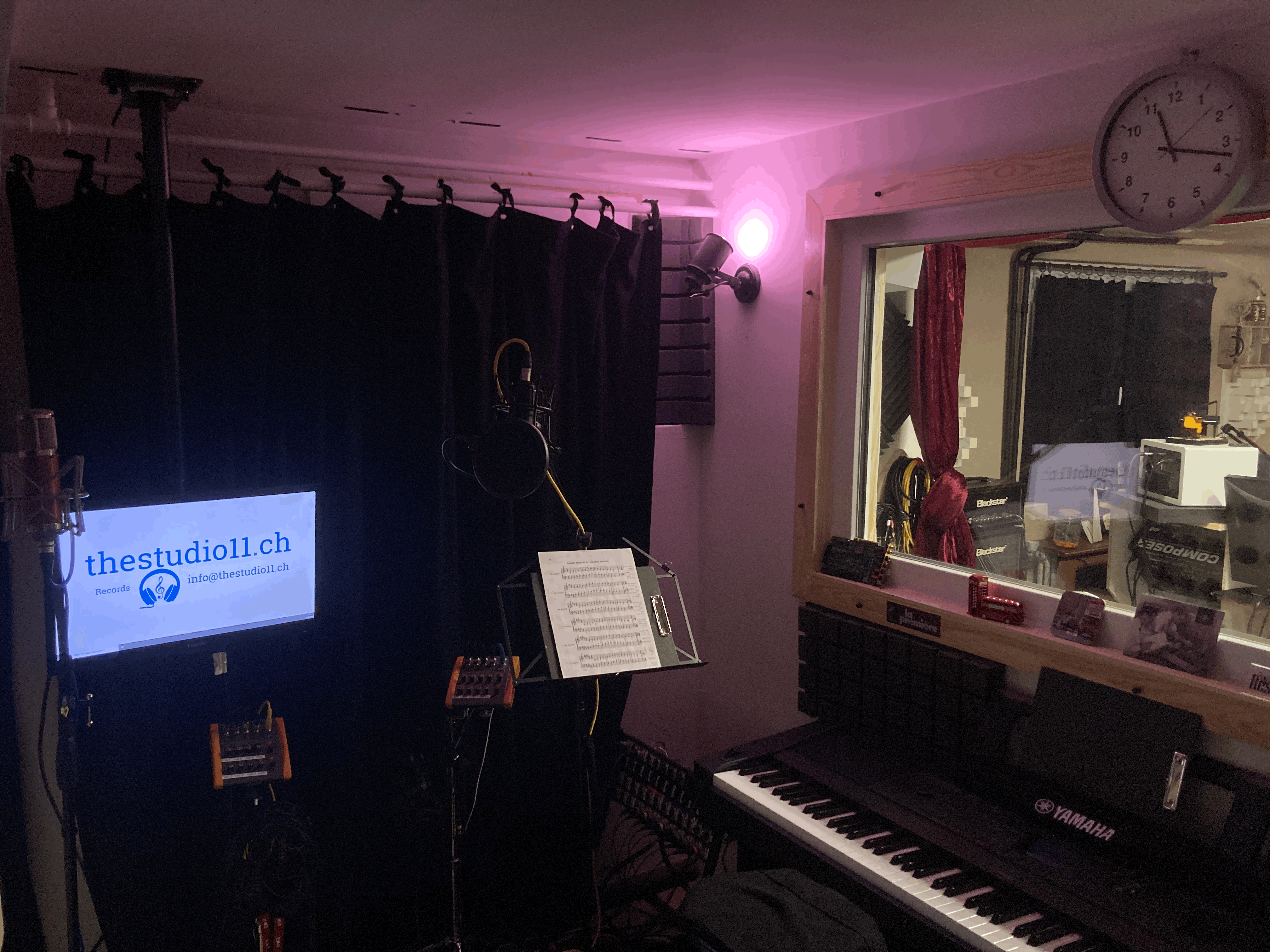 Microphone de studio pour la prise de voix dans un studio d’enregistrement à Lucens