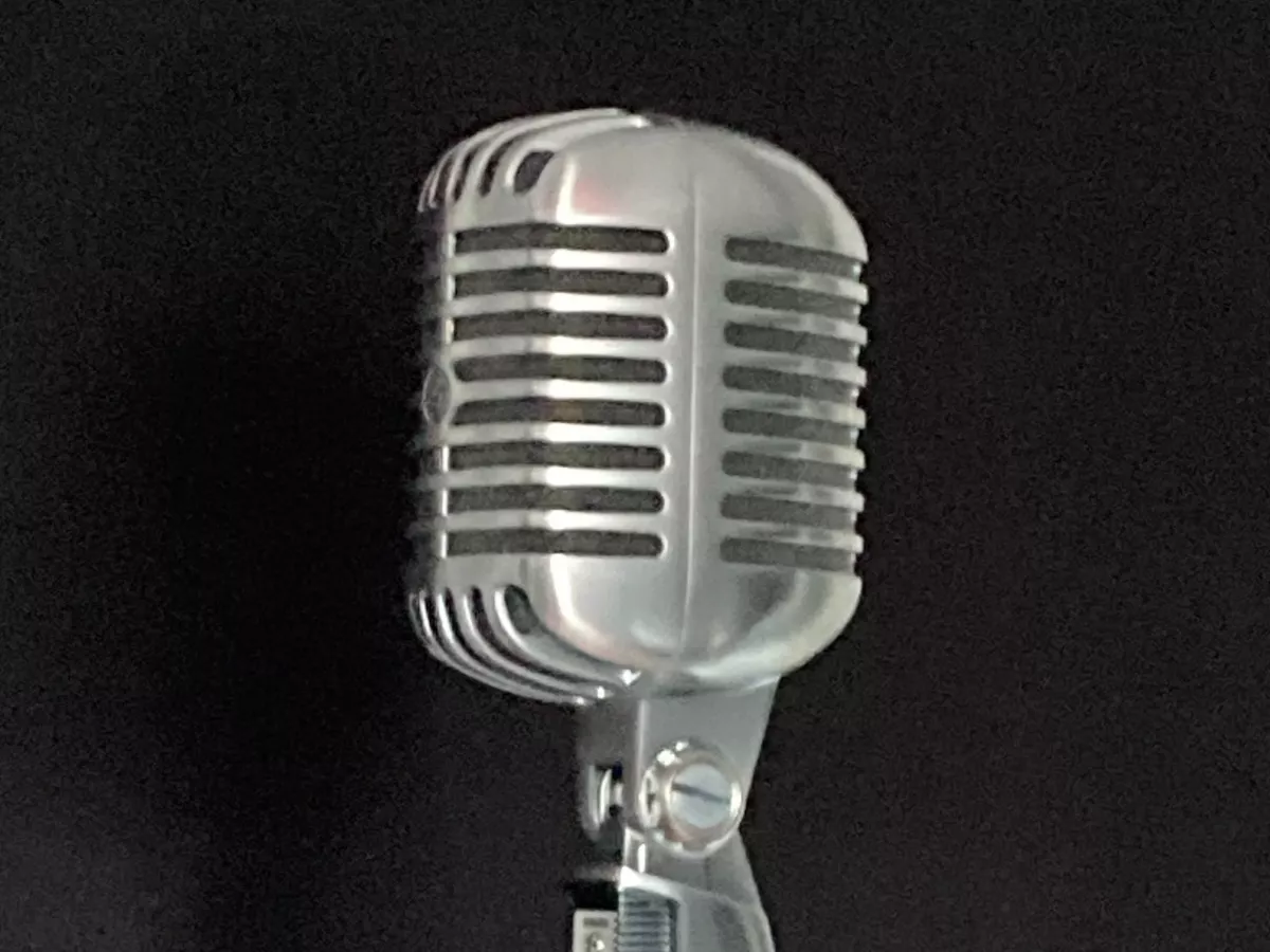 Microphone vintage utilisé pour la prise de voix dans un studio d’enregistrement à Lucens