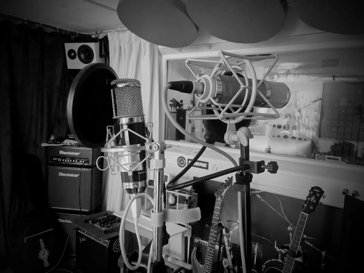 Studio d’enregistrement à Lucens avec microphones de prise de son et instruments