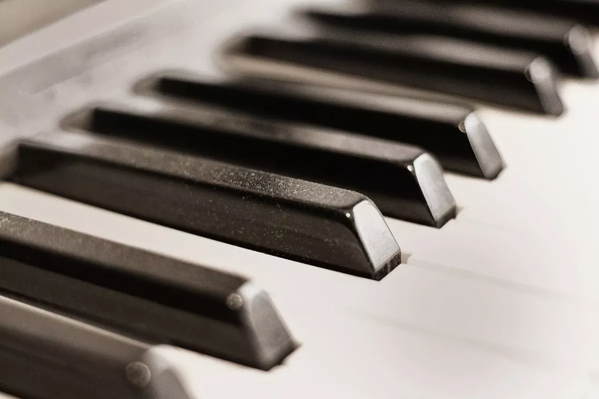 Clavier de piano utilisé pour l’enregistrement musical en studio à Lucens