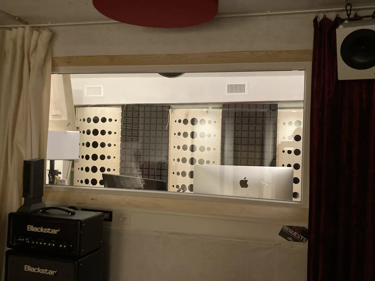 Vue depuis la régie sur la cabine de prise de son d’un studio d’enregistrement à Lucens